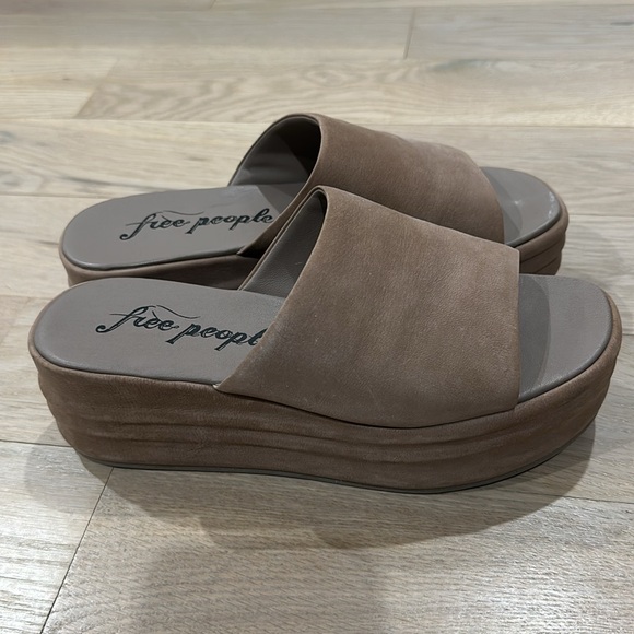 Free People Harbor Flatform Sandals. Fawn gray. Size 8. Worn once - Picture 2 of 5